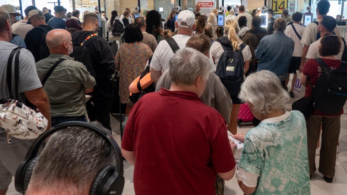 ne au spus ca nu putem cobori din avion cozi in aeroporturi dupa ce spania a suspendat schengen pentru calatorii din italia