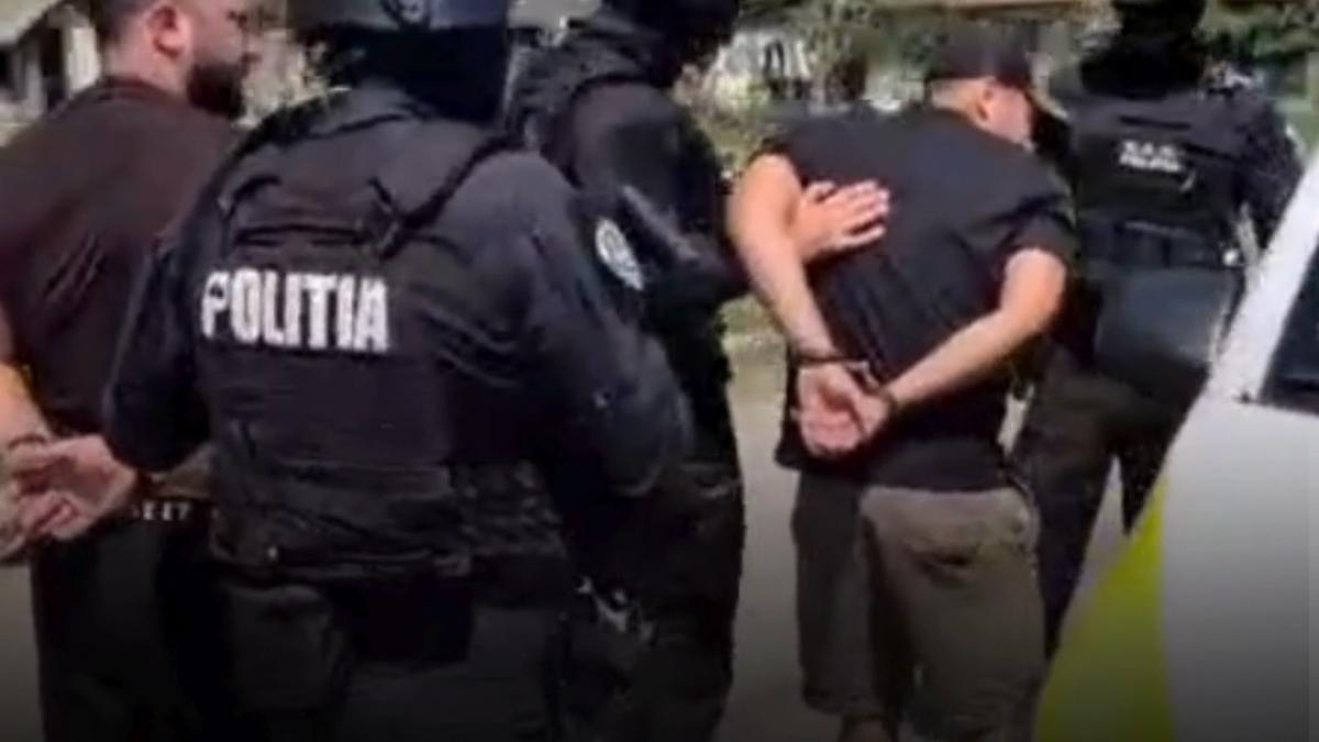 primele imagini cu tinerii care au atacat cu topoare o ambulanta in cluj cei trei au fost ridicati de politisti si retinuti