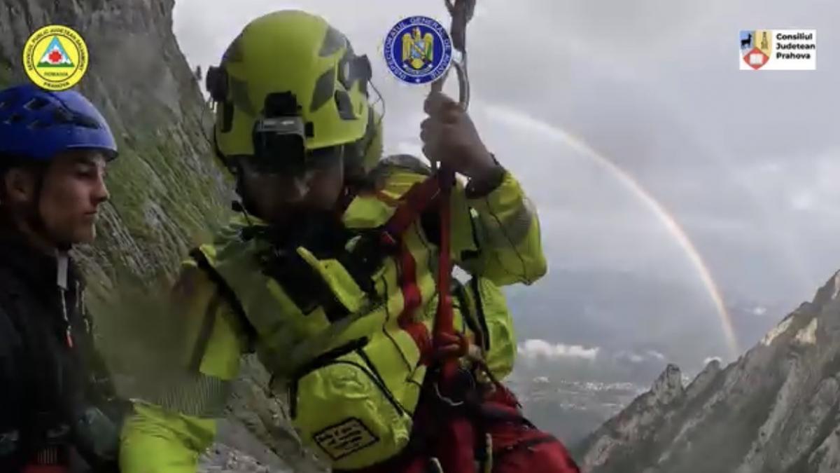 salvamont publica imagini cu salvarea alpinistilor germani in bucegi acestia le au spus ca nu credeau ca e posibil decat in elvetia