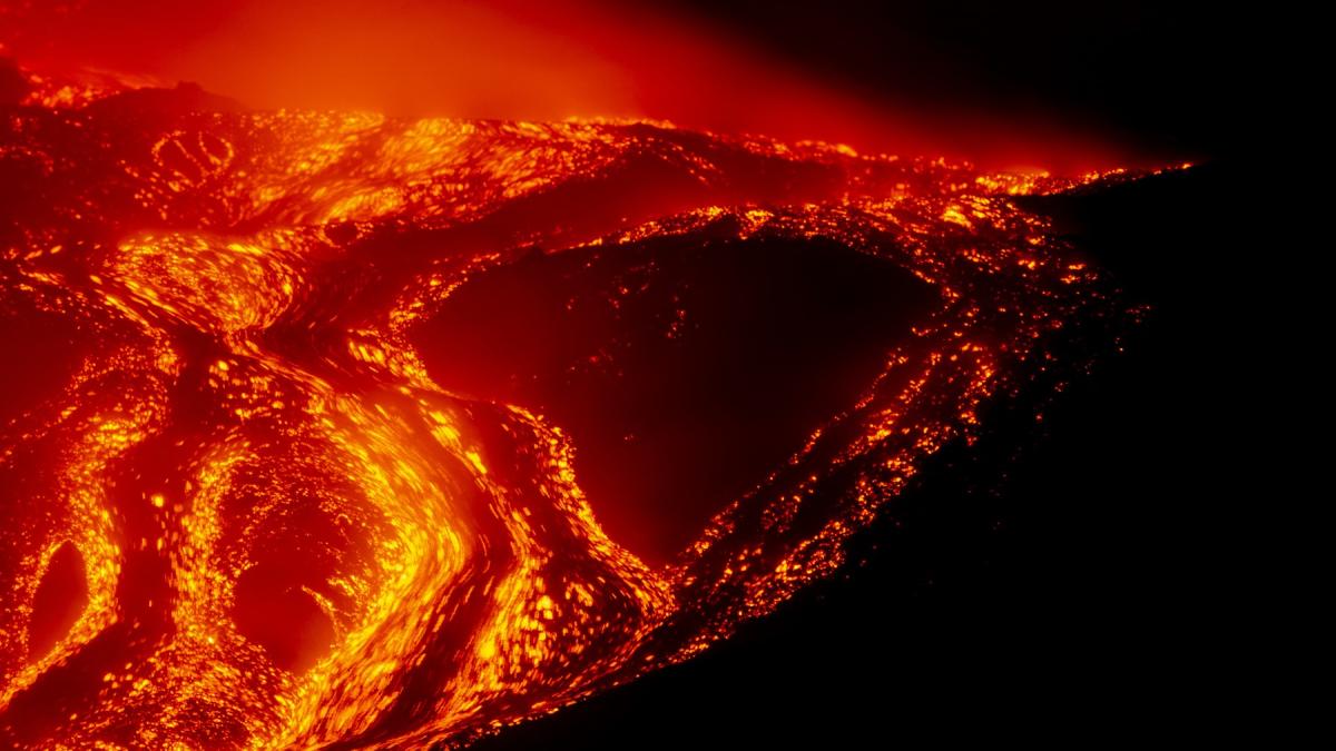 alerta rosie in sicilia eruptia vulcanului etna da peste cap traficul aerian zboruri anulate pe aeroportul din catania