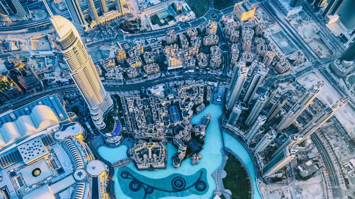 in dubai unde caldura este insuportabila a aparut strada cu ploaie artificiala