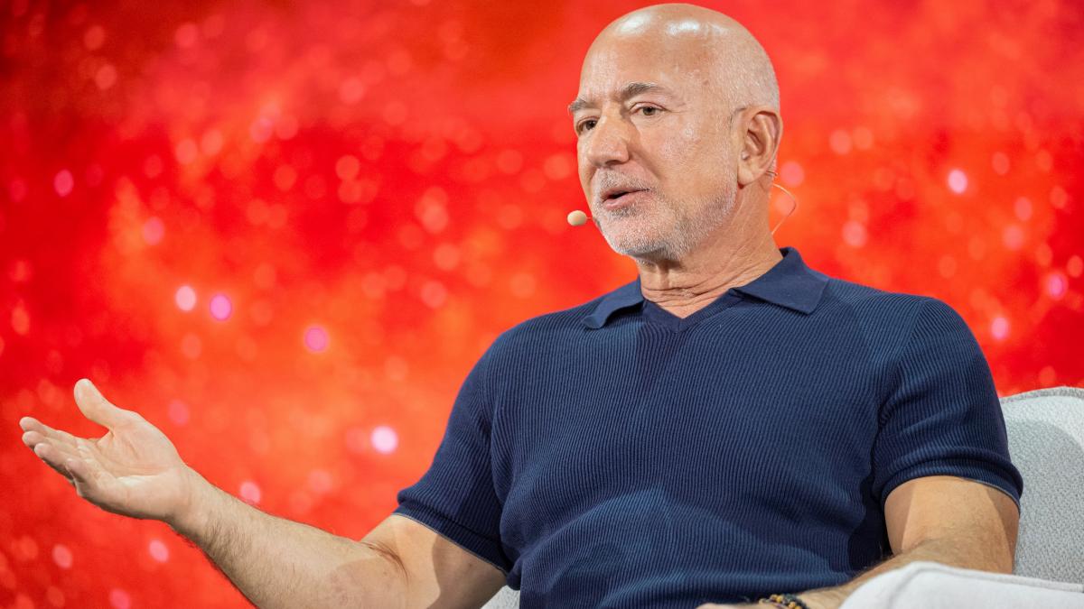 jeff bezos tot mai aproape de a deveni actionar al clubului fc liverpool tranzactia ar ajunge la aproape 1 55 miliarde de euro