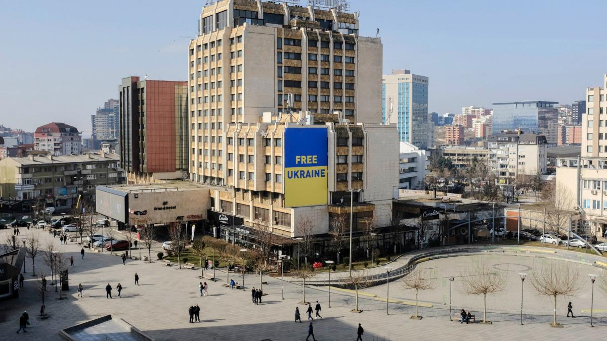 kosovarii au dat jos steagul ucrainei din centrul pristinei dupa declaratii facute de volodimir zelenski in serbia