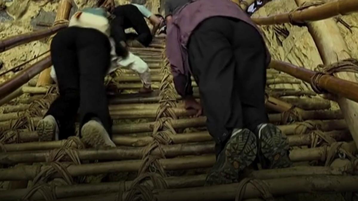 o scara de bambus candva singura legatura a unui sat cu restul lumii este acum atractie turistica