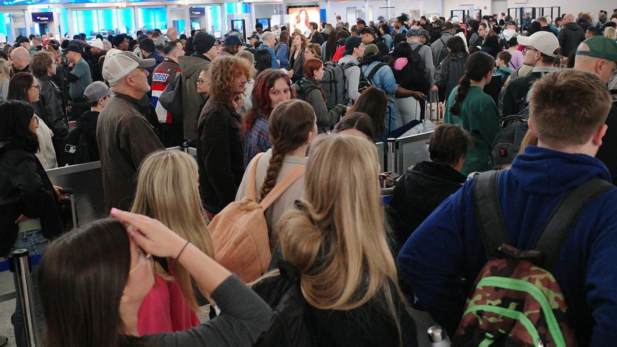 pasagerii stau la cozi cate 120 de minute in frankfurt sau amsterdam timpii de asteptare in aeroporturi s au dublat din cauza ees
