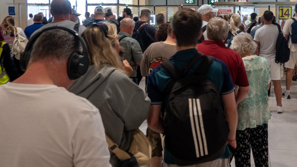 pasagerii stau la cozi cate 120 de minute in frankfurt sau amsterdam timpii de asteptare in aeroporturi s au dublat din cauza ees