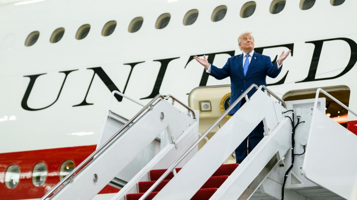 trump s a ascuns intr un camion de catering dupa summitul nato detaliile unei operatiuni secrete prin care a fost mutat in alt avion