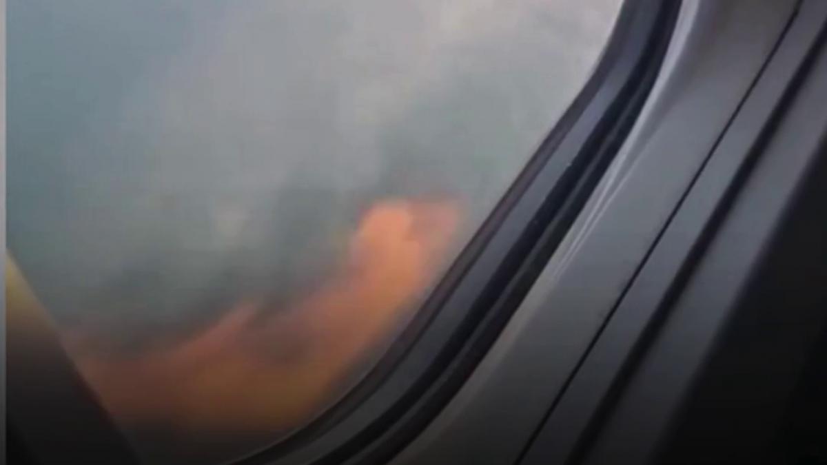 un avion cu 181 de oameni la bord a luat foc la motor in zbor un pasager a filmat momentul