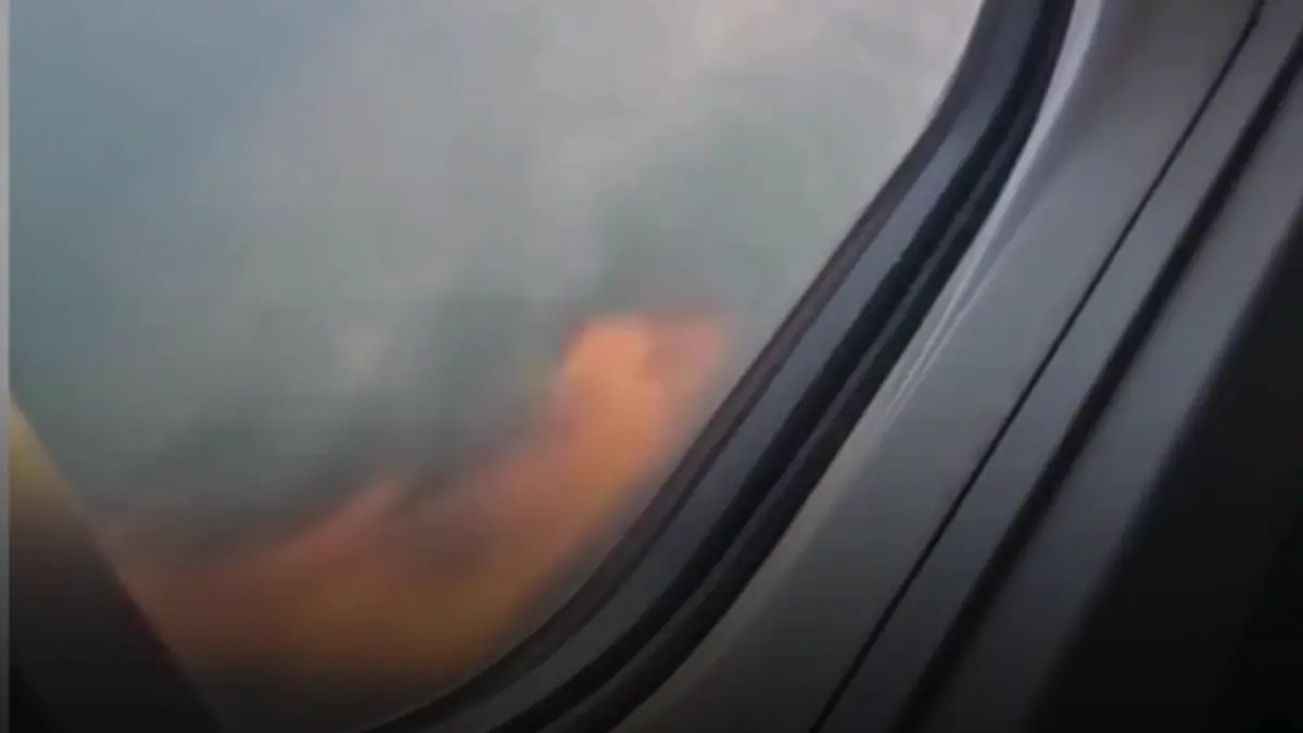 un avion cu 181 de oameni la bord a luat foc la motor in zbor un pasager a filmat momentul