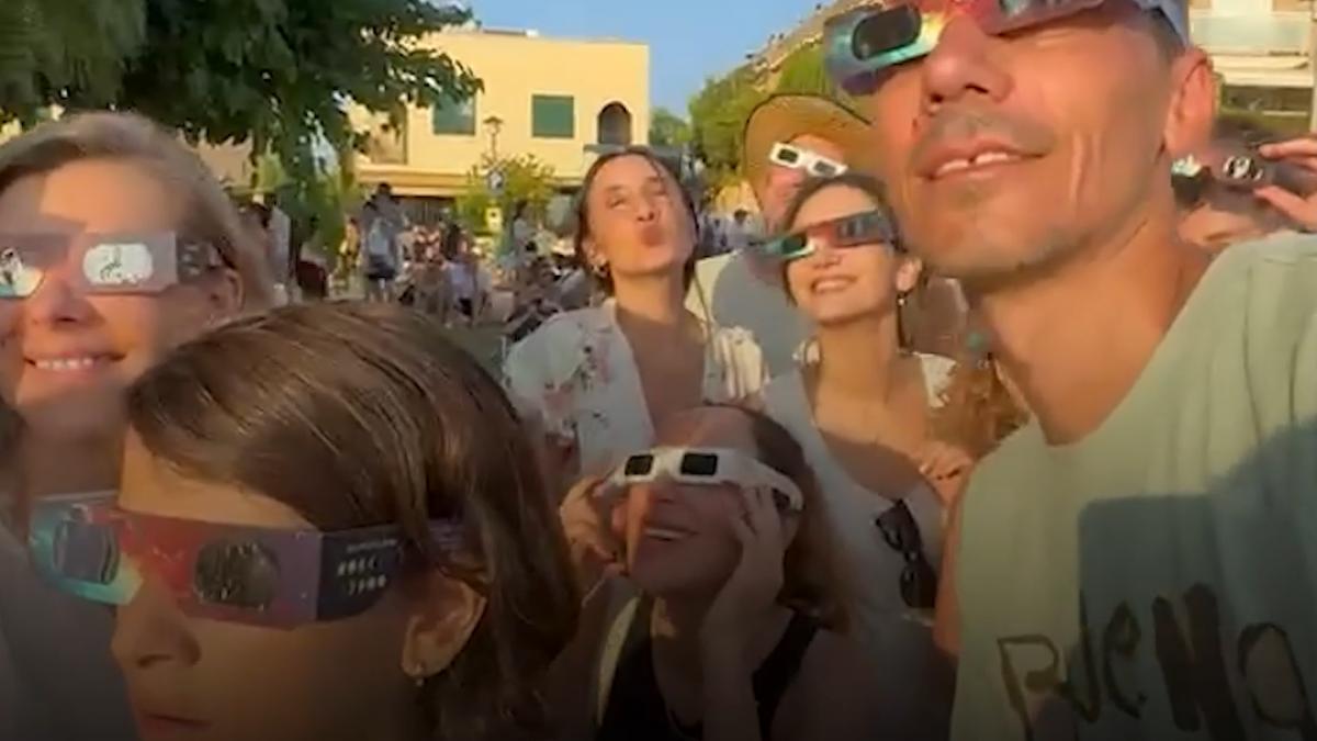 45 de romani s au dus in altafulla in spania unul dintre putinele locuri din lume in care eclipsa de soare este totala