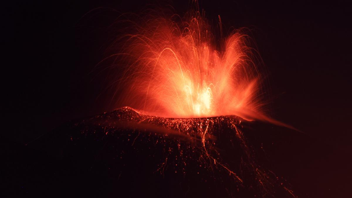 aeroportul din catania ramane inchis curge lava din vulcanul etna din patru locuri
