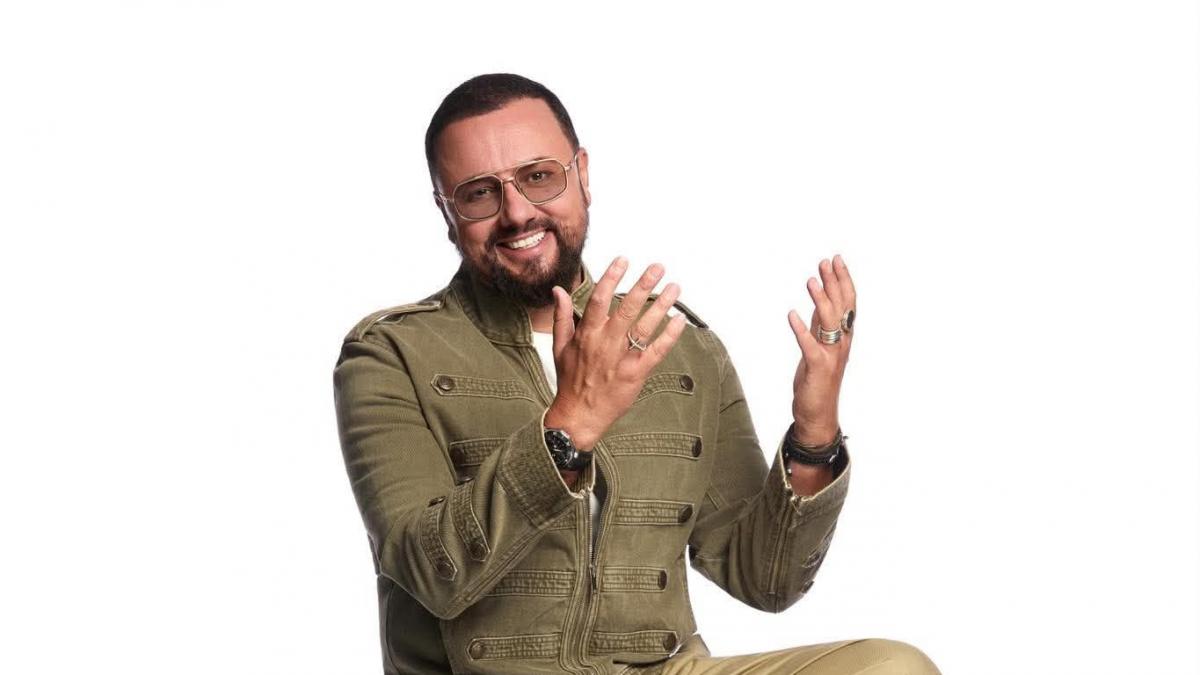 barbat cu ochelari si palmele ridicate, cu barba, care zambeste