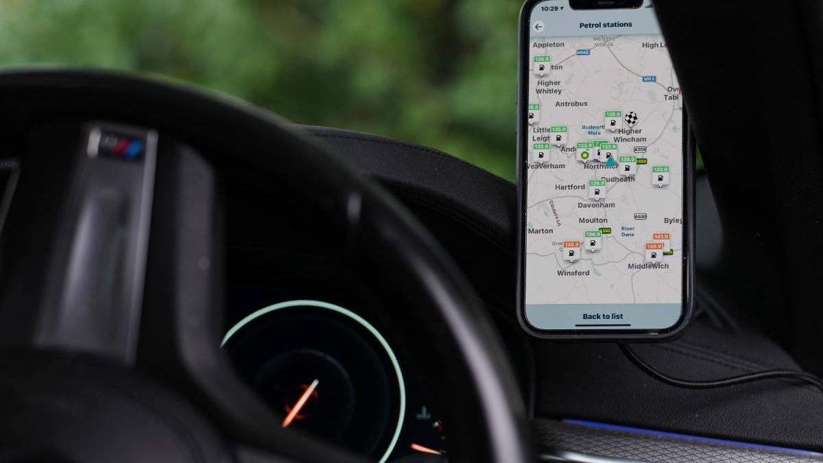 cum sa folosesti noul update waze in apple carplay si android auto de la personalizare cu propria voce pana la rute mai inteligente