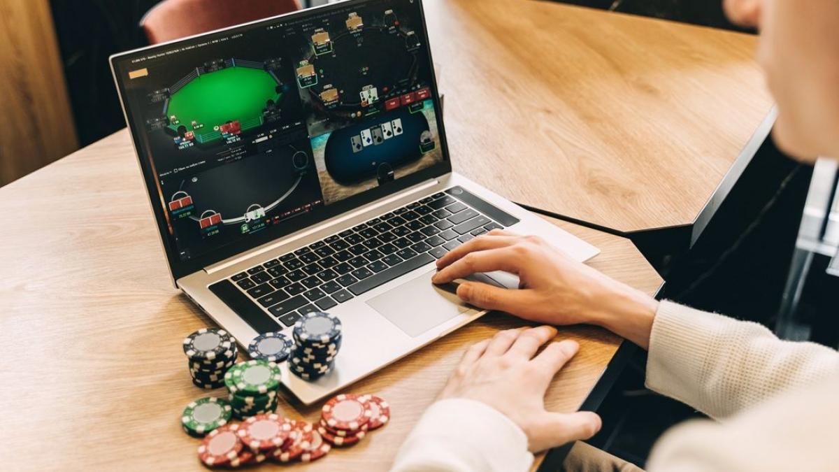 femeie-pe-laptop-jucand-lady-casino-online