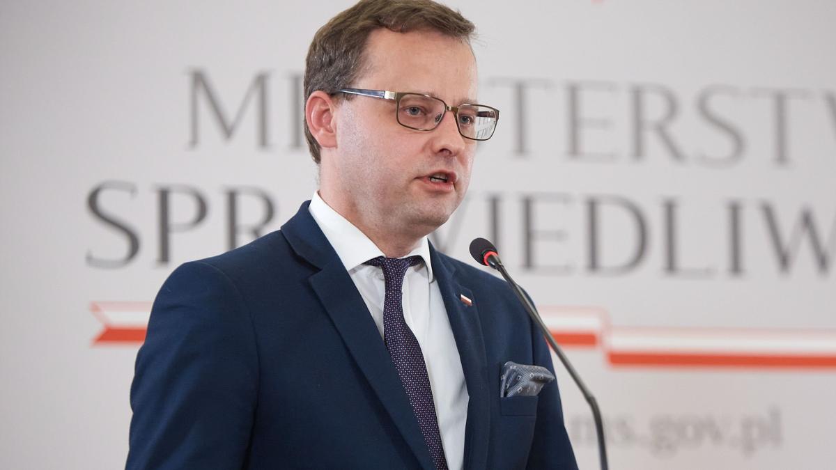 fostul viceministru al justitiei din polonia a fugit in transnistria are mandat de arestare pe numele sau seful sau a fugit in sua