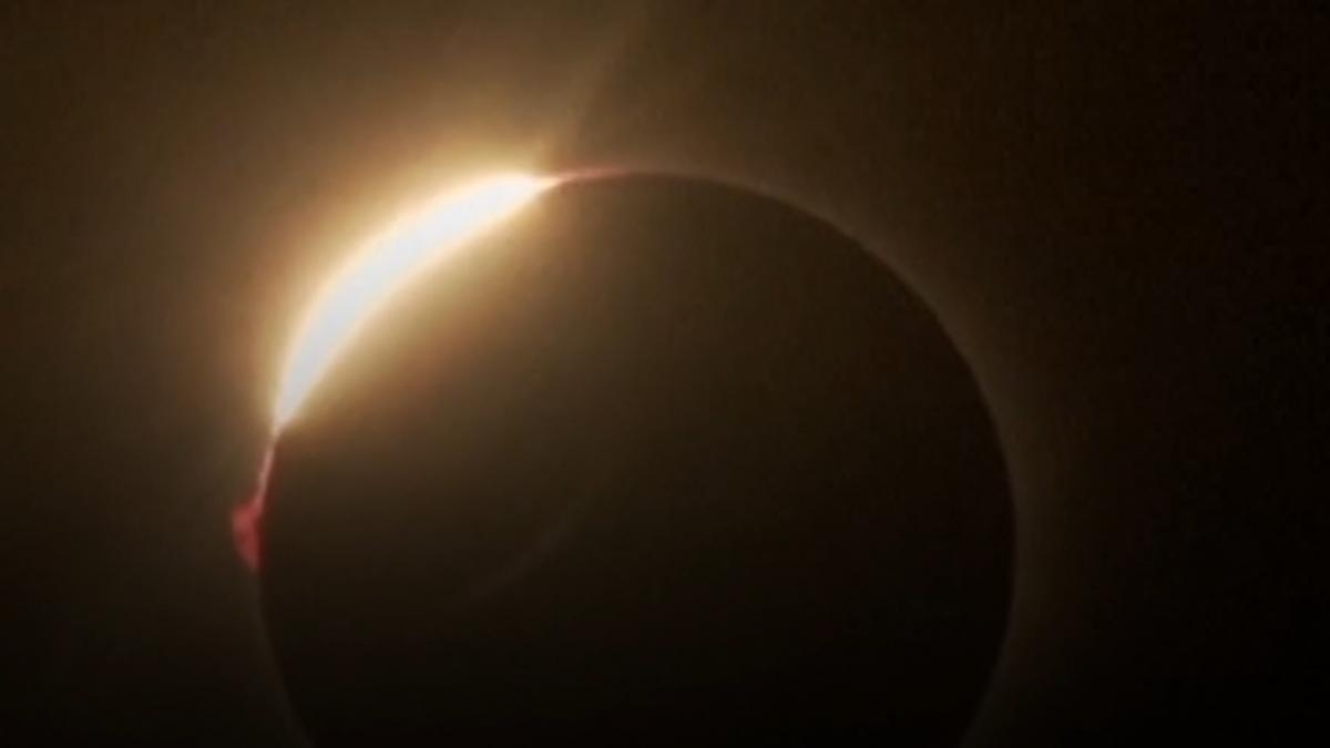momentul in care eclipsa totala de soare a cufundat spania in intuneric