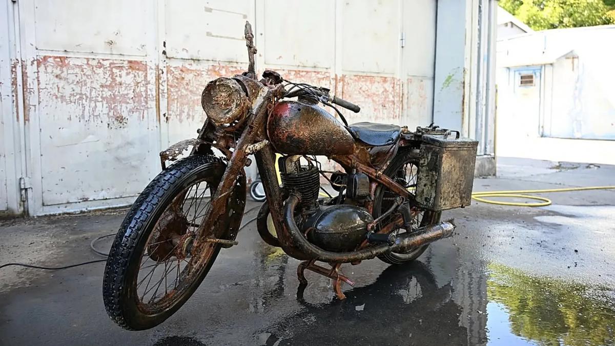 motocicleta din al doilea razboi mondial descoperita in dunarea secata e aproape noua sub ea erau prinsi 2 soldati ai wehrmachtului