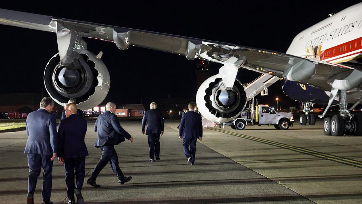 donald trump se indreapta spre air fore one 