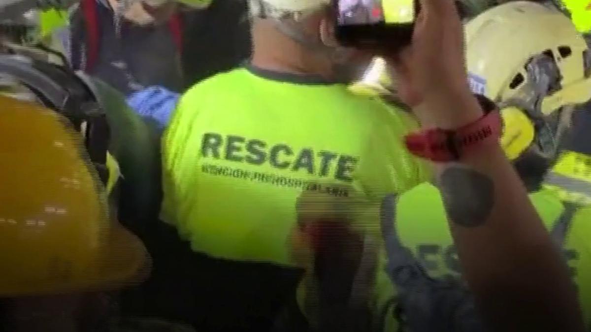 salvare miraculoasa dintr o cladire distrusa de cutremur in columbia o femeie a fost scoasa de sub daramaturi dupa 30 de ore