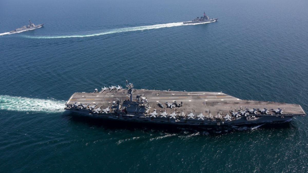 the guardian marinarii de pe uss abraham lincoln au incercat sa sara peste bord echipajul n a pus piciorul pe uscat de 250 de zile