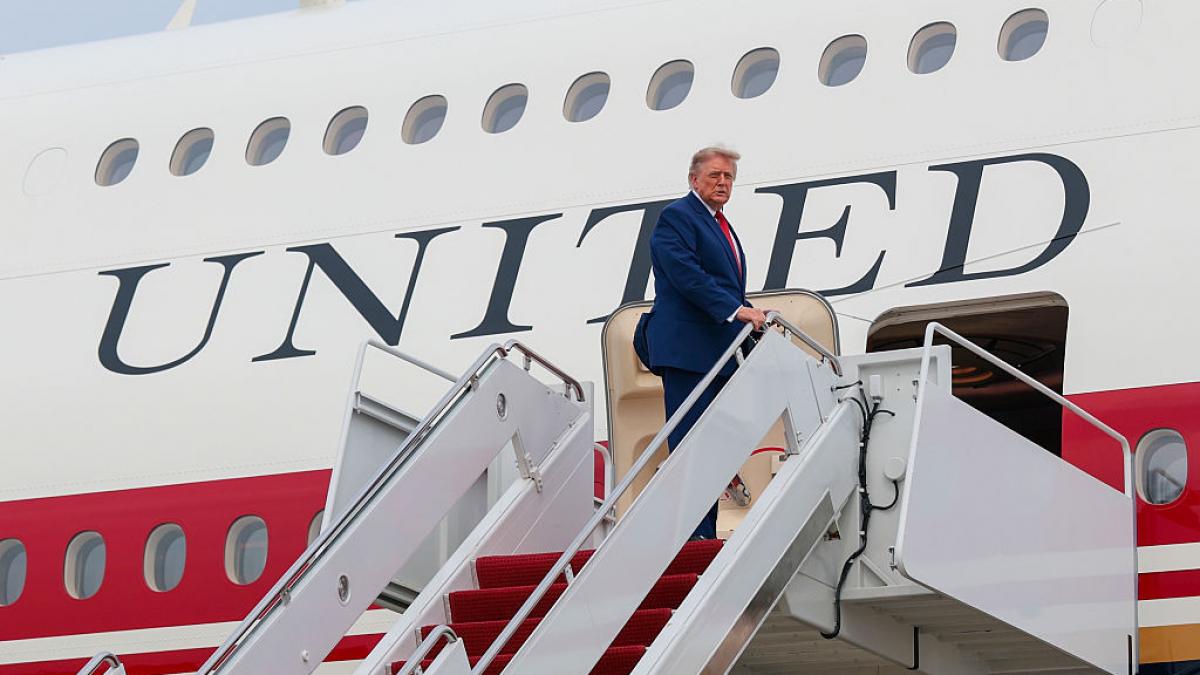 donald trump presedintele sua urcand in avionul air force one