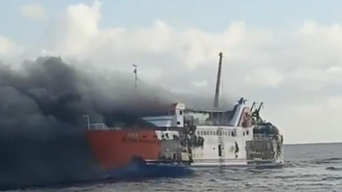un feribot cu 131 de persoane la bord a luat foc in largul insulei bali o misiune dificila de salvare a fost declansata