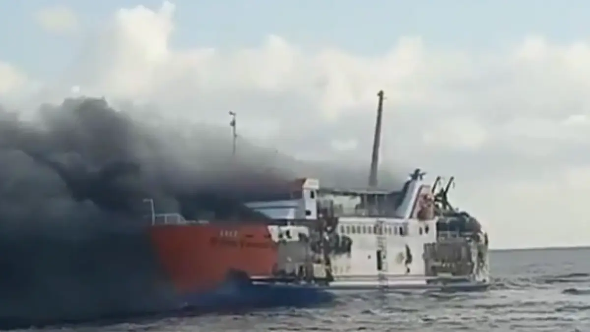 un feribot cu 131 de persoane la bord a luat foc in largul insulei bali o misiune dificila de salvare a fost declansata