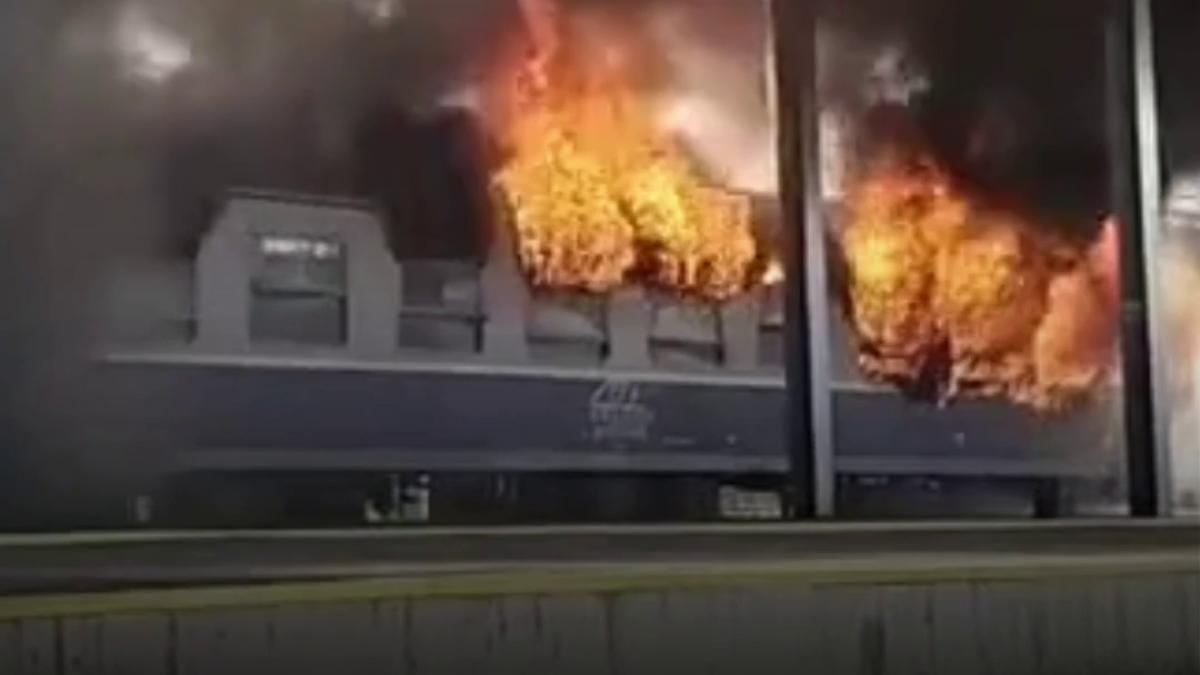 incendiu puternic la un tren regio in gara cfr ilteu ultimul vagon a ars ca o torta