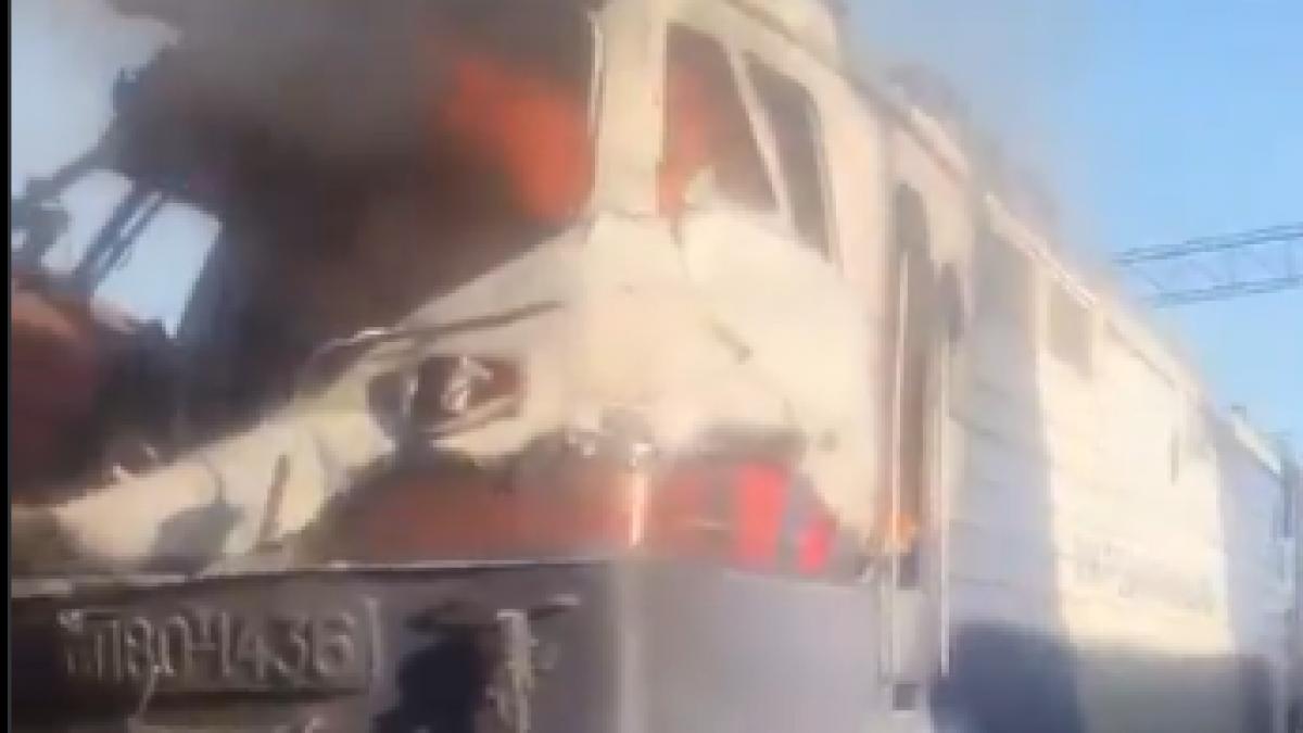 locomotiva unui tren ucrainean in flacari lovita de drona ruseasca