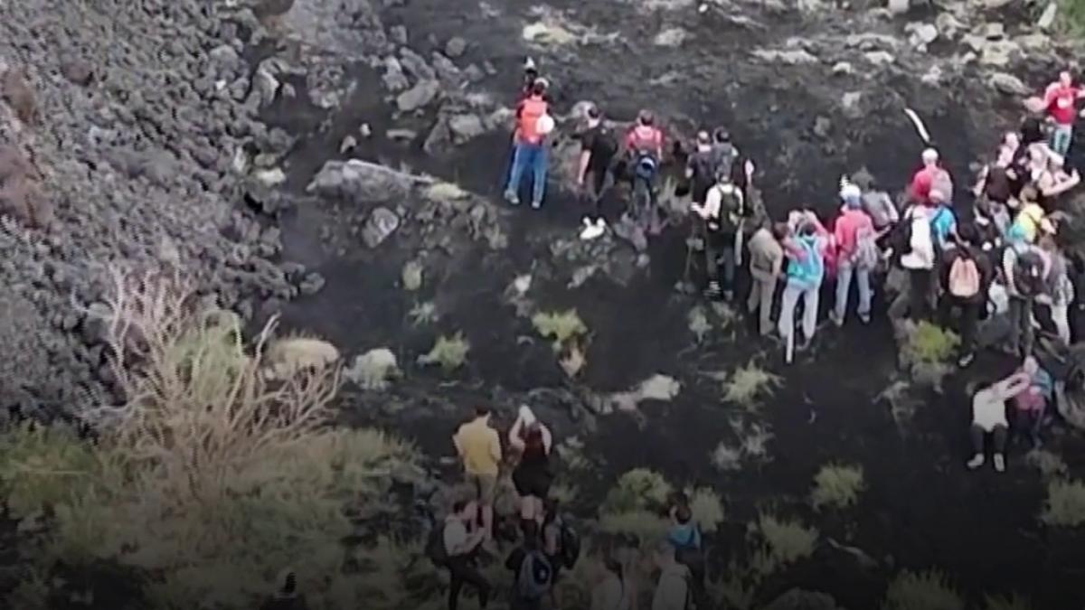 turistii sfideaza pericolul si se apropie de lava vulcanului etna