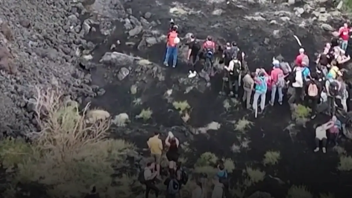 turistii sfideaza pericolul si se apropie de lava vulcanului etna