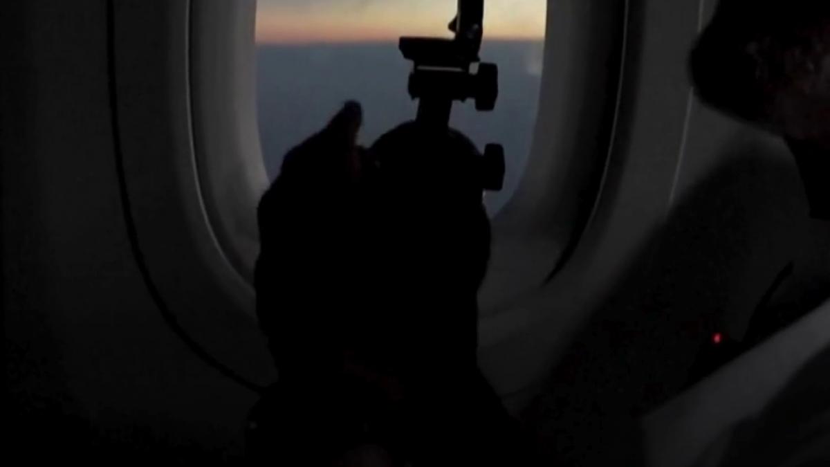 un avion a decolat special pentru ca pasagerii sa urmareasca eclipsa totala de soare