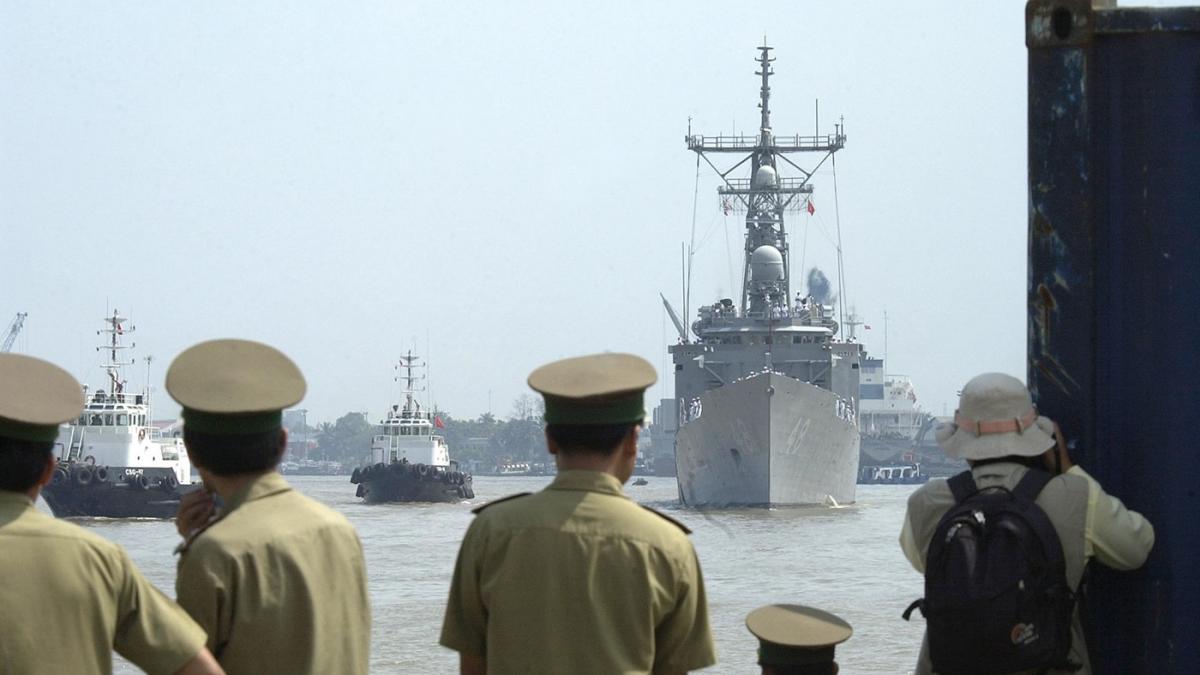 o nava de razboi soseste intr-un port din vietnam