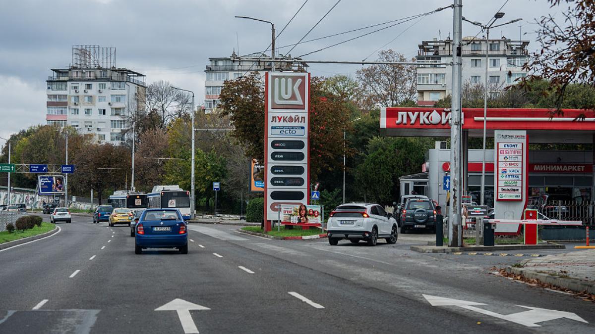 benzina si motorina se vor ieftini in bulgaria a anuntat ministrul economiei licenta rafinariei lukoil a fost extinsa