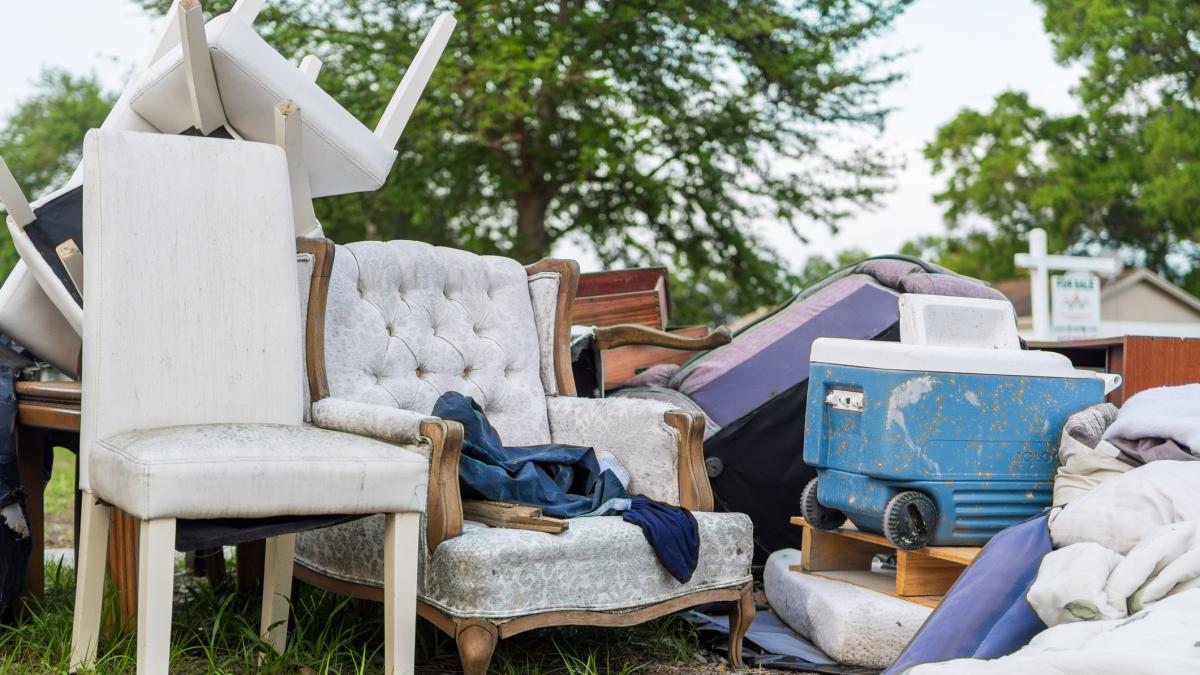 piese de mobilier abandonate pe strada
