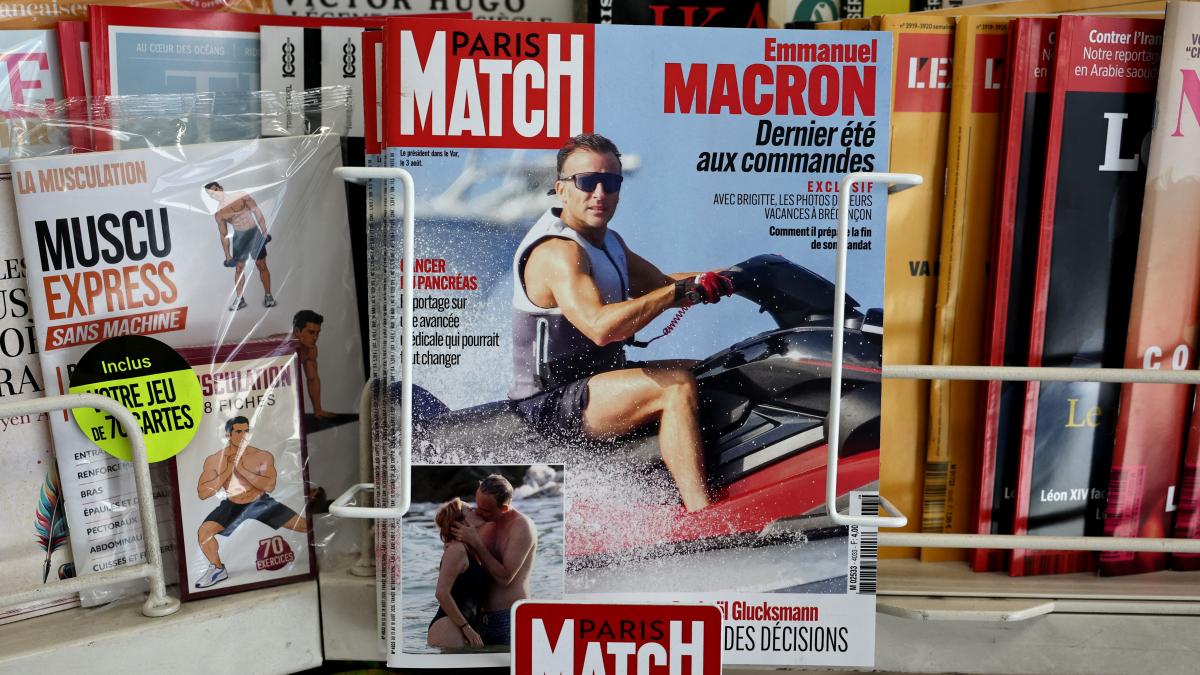 fotografia lui macron pe skijet starneste furia opozitiei franceze un deget mijlociu gigantic pentru mediu