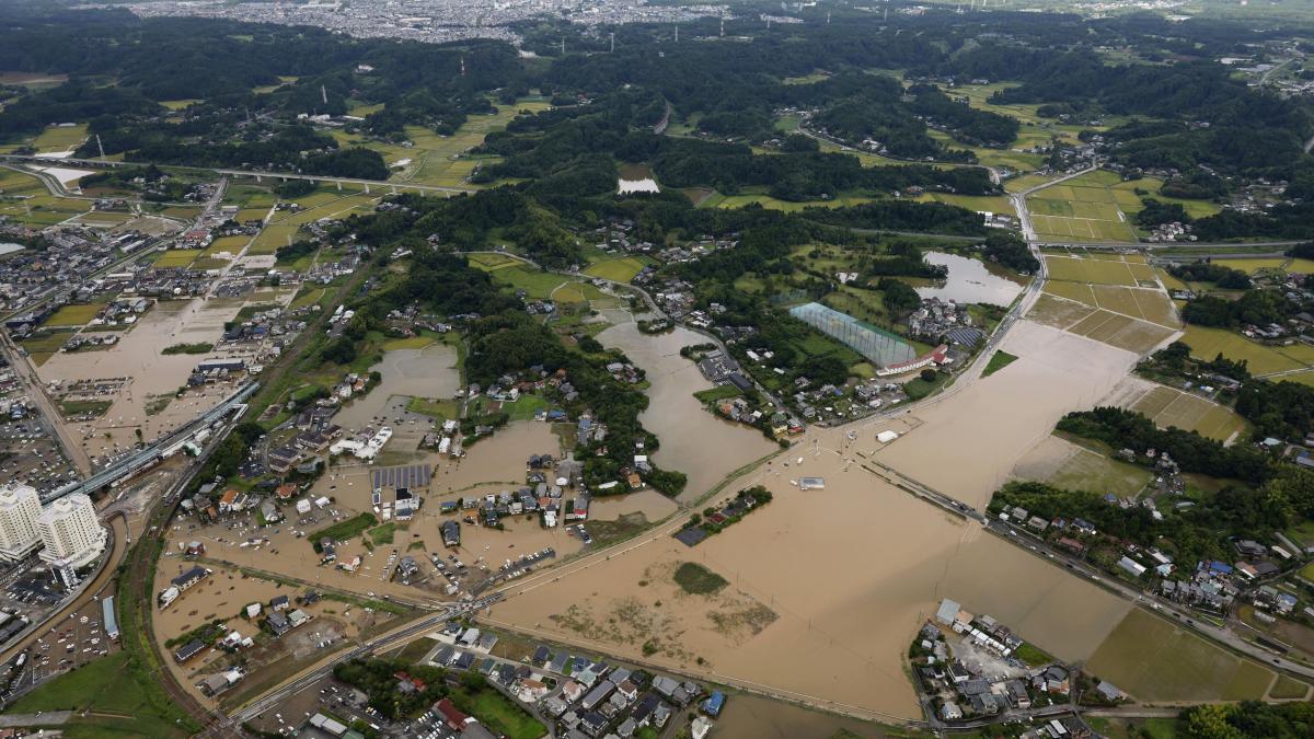 in japonia a plouat intr o ora cat in toata luna august 6 oameni au murit 400 000 au fost evacuati mii sunt blocati pe un aeroport