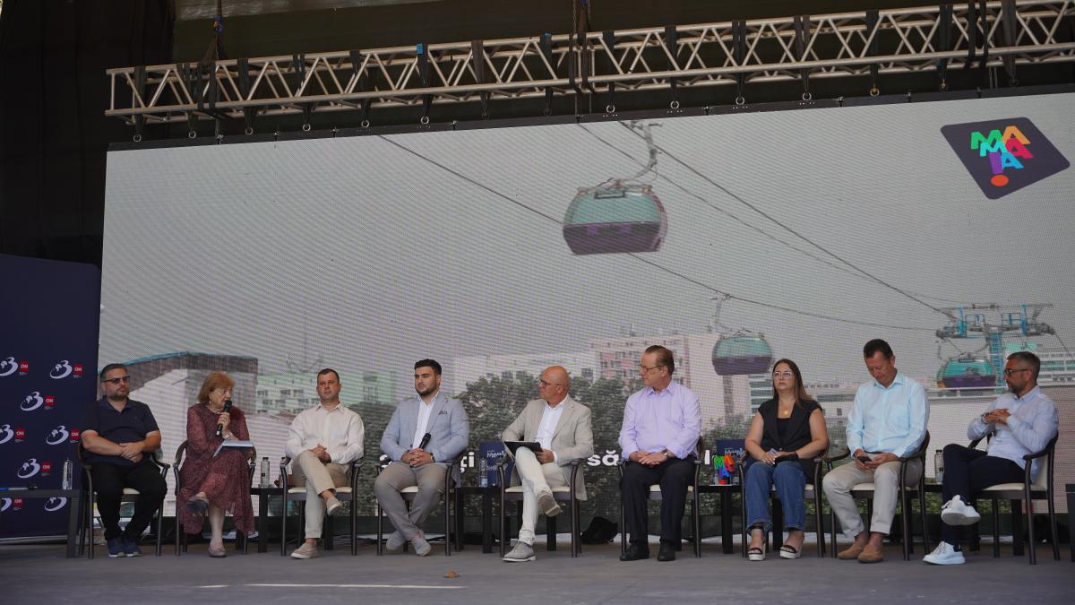 oameni pe scaune la conferinta