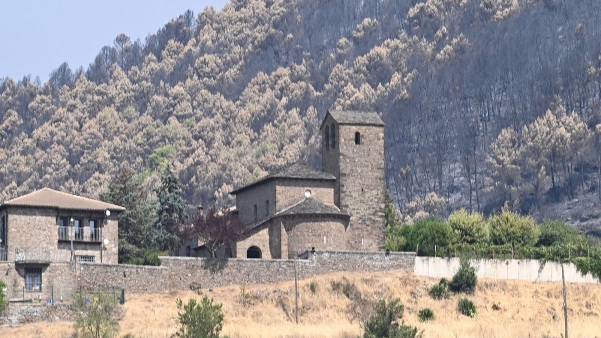 ramasitele a trei regi au fost evacuate dintr o manastire veche de 1 000 de ani din spania amenintata de incendii