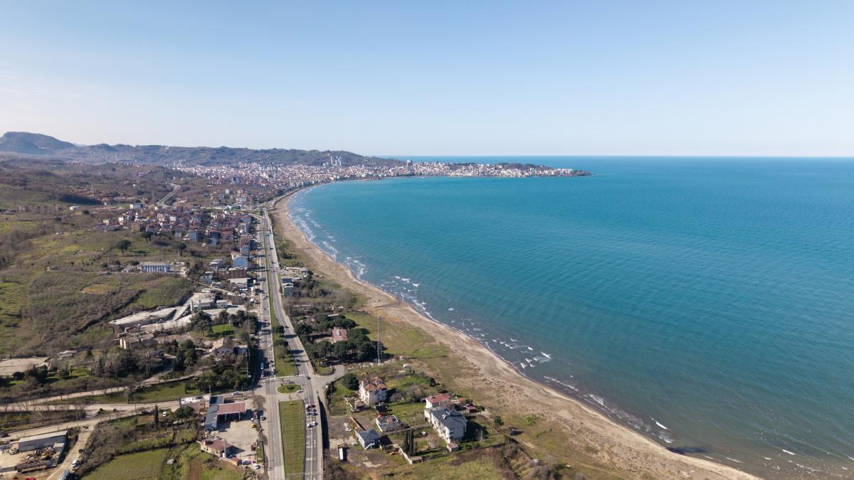 poza in care apare un drum din orasul Ordu, Turcia, se vede si Marea Neagra -GettyImages-2262772273