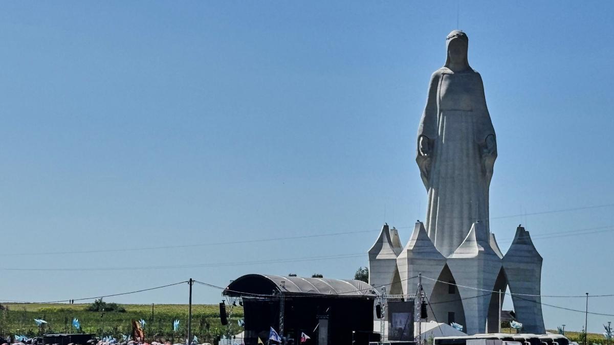 cea mai inalta statuie a fecioarei maria din europa a fost ridicata intr un sat din polonia