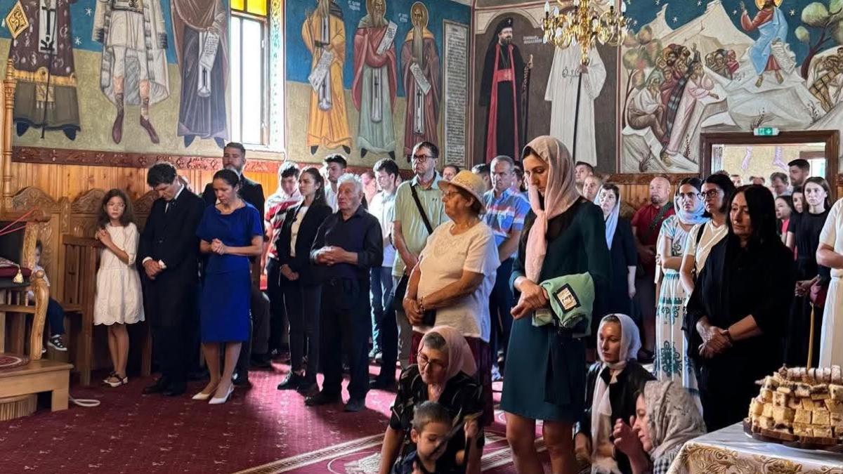 nicusor dan a fost la manastirea dejani de sfanta maria presedintele a fost insotit de mirabela gradinaru si copiii lor