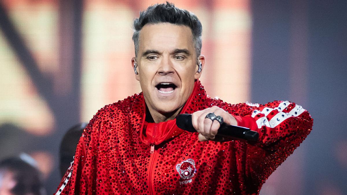 poza in care apare Robbie Williams - GettyImages-2280065548