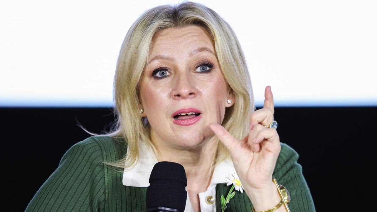 Maria Zaharova gesticulează