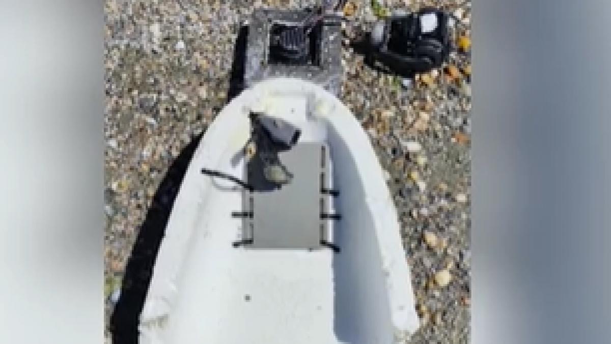 un turist a descoperit o bucata de drona la 30 de metri de mal in largul plajei din olimp de ziua marinei