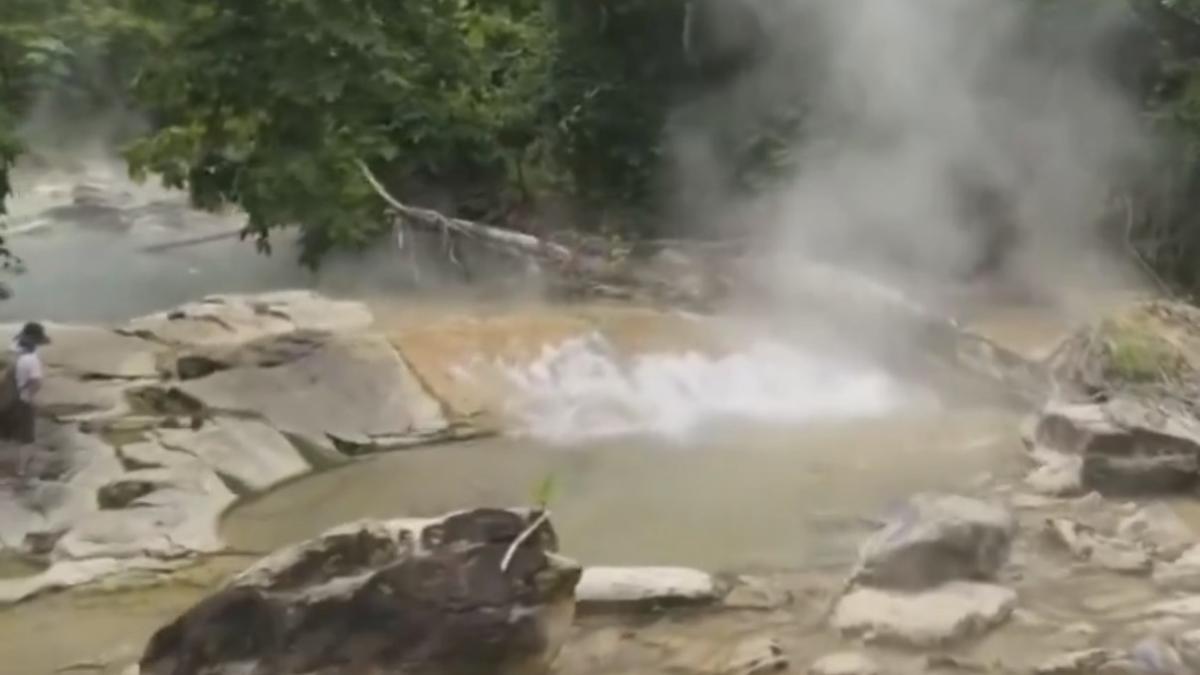 in inima amazonului este un rau care fierbe temperatura apei atinge 86 de grade pe o portiune lunga de 6 kilometri