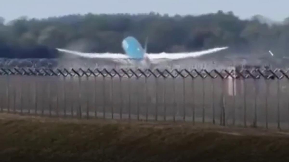 momente de cosmar pe aeroportul din munchen pilotii unui boeing 787 au depasit pista iar coada avionului a fost avariata la decolare