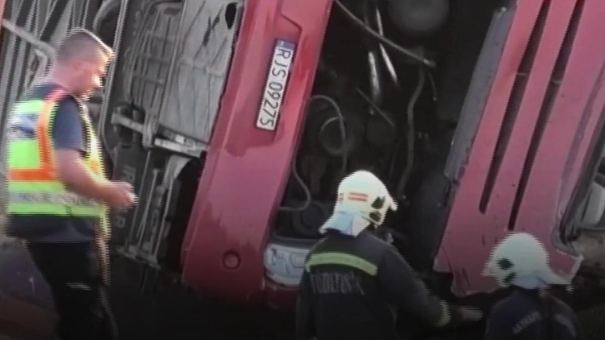 tragedie pe sosea in ungaria cel putin 12 oameni au murit dupa ce un autocar din polonia s a rasturnat intr un sant pe autostrada