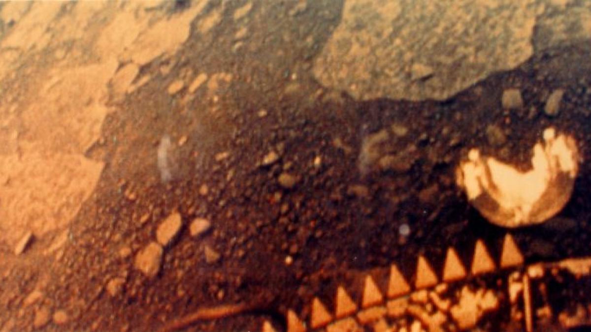 in 1982 sonda sovietica venera 13 a aterizat pe venus unde a rezistat 127 de minute la 465 c a apucat sa trimita si fotografii color