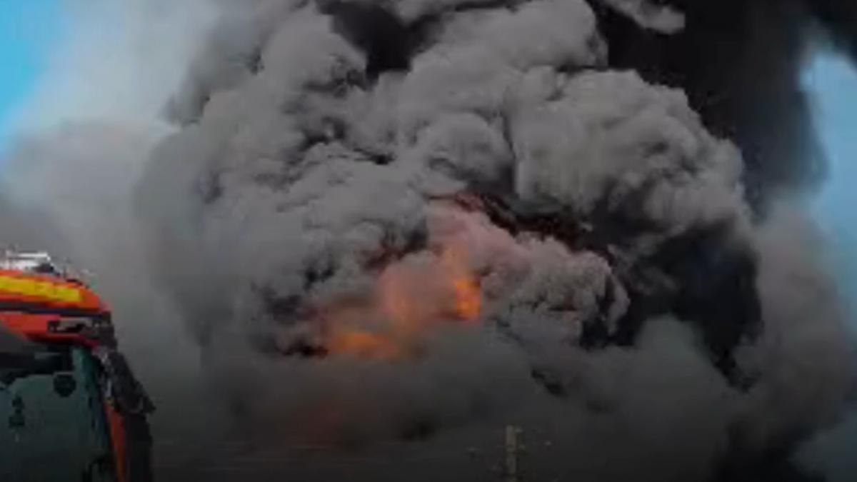 incendiu puternic la o hala de depozitare si prelucrare a deseurilor si maselor plastice din baicoi a fost emis ro alert